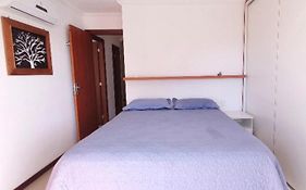 Lindíssimo apartamento, ar condic, 7 min da praia!